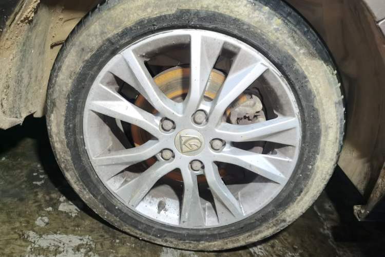 Used Baojun 730 2016 1.5L Manual Comfort Version 7 Seats China V Emission Standard Right Front Wheel Hub