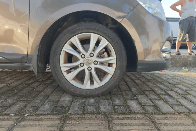 Used Baojun 730 2016 1.5L Manual Luxury Edition 7 Seats Right Front Wheel Hub