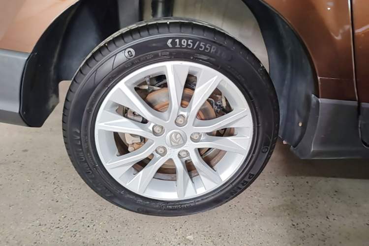 Used Baojun 730 2016 1.5L Manual Comfort Version 7 Seats China V Emission Standard Right Rear Wheel Hub