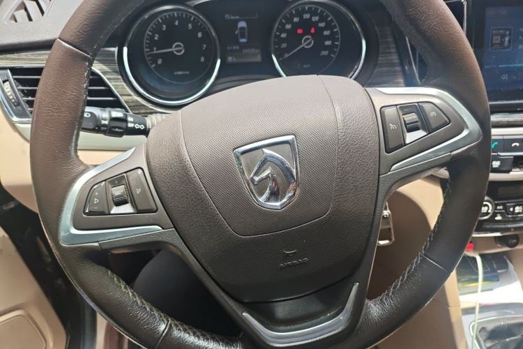 Used Baojun 730 2016 1.5T Manual Luxury Edition 7 Seats Steering Wheel