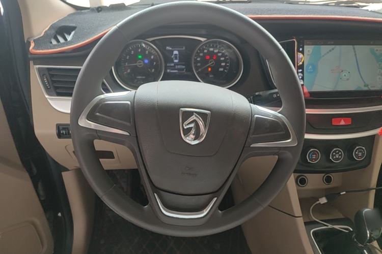 Used Baojun 730 2016 Revised 1.5L Manual Standard Version 7 Seats China V Emission Standard Steering Wheel