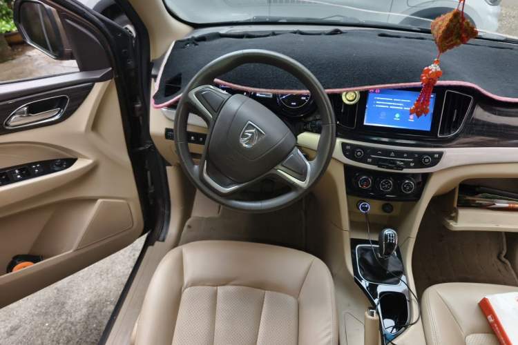 Used Baojun 730 2016 1.5L Manual Comfort Version 7 Seats China V Emission Standard Steering Wheel