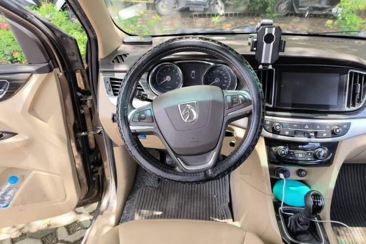 Used Baojun 730 2016 1.5T Manual Luxury Edition 7 Seats Steering Wheel