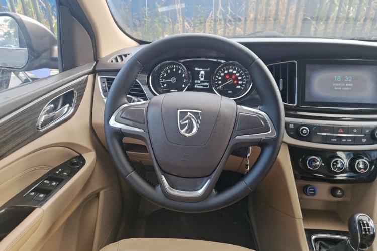Used Baojun 730 2016 1.8L Manual Comfort Version 7 Seats Steering Wheel