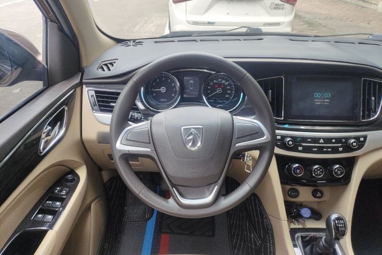 Used Baojun 730 2016 1.5T Manual Comfort Version 7 Seats Steering Wheel