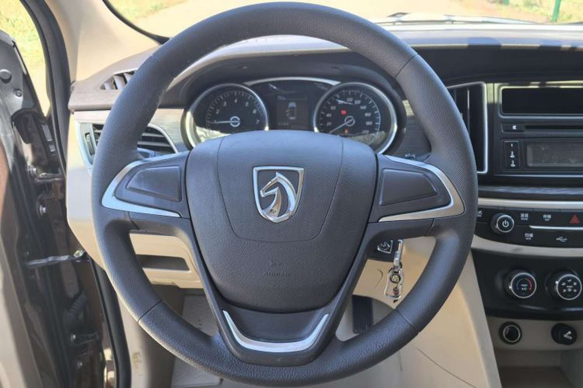Used Baojun 730 2016 1.5L Manual Standard Version 7 Seats Steering Wheel