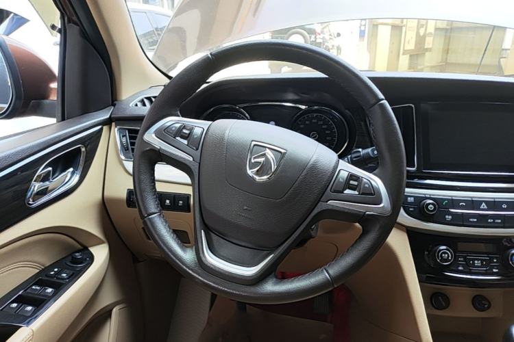 Used Baojun 730 2016 1.5L Manual Luxury Edition 7 Seats Steering Wheel