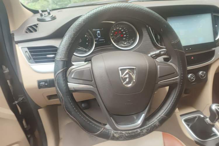Used Baojun 730 2016 1.5L Manual Standard Version 7 Seats Steering Wheel