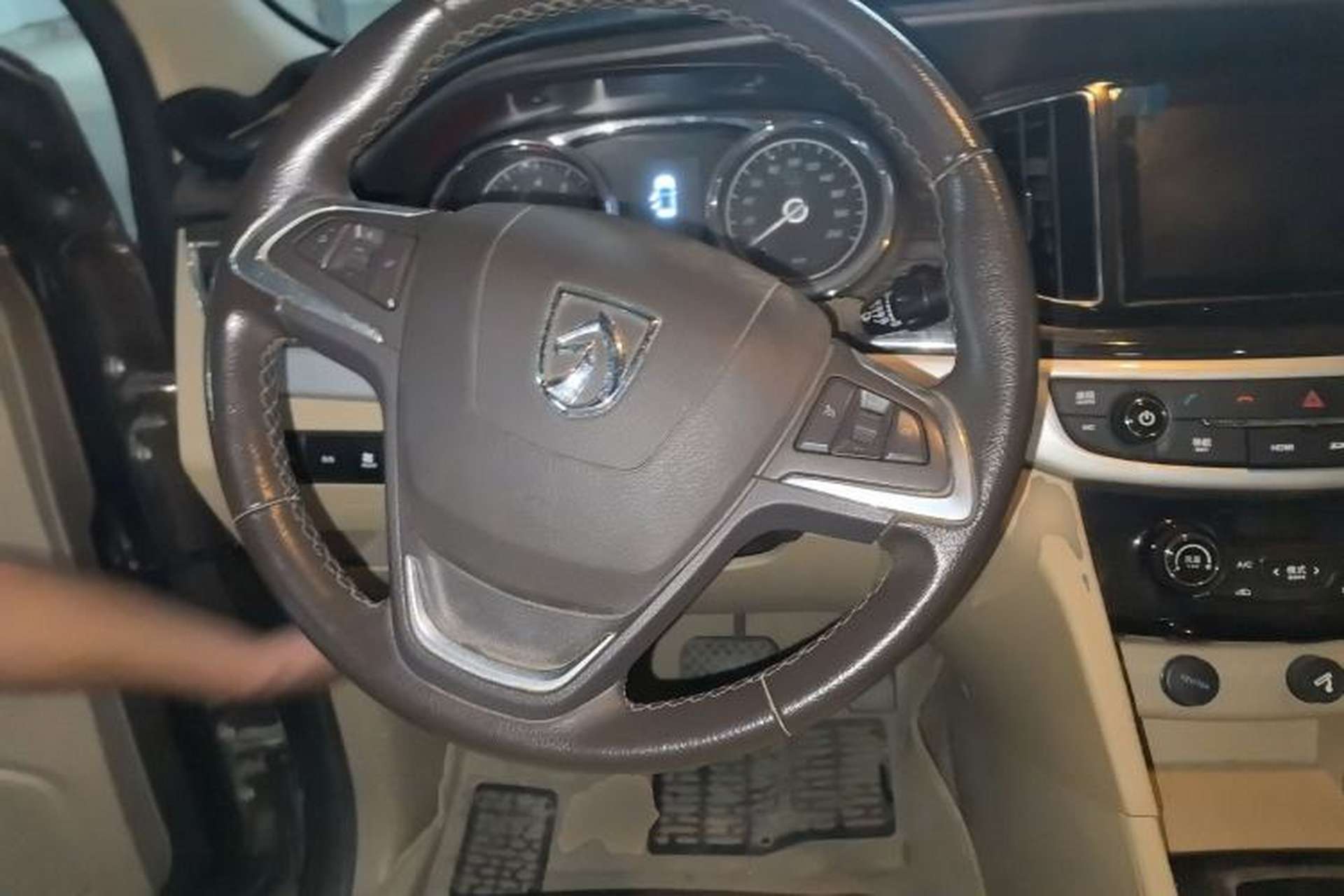 Used Baojun 730 2016 1.8L iAMT Luxury Model 7 Seats Steering Wheel