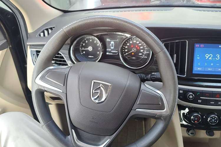 Used Baojun 730 2016 1.5T Manual Comfort Version 7 Seats Steering Wheel