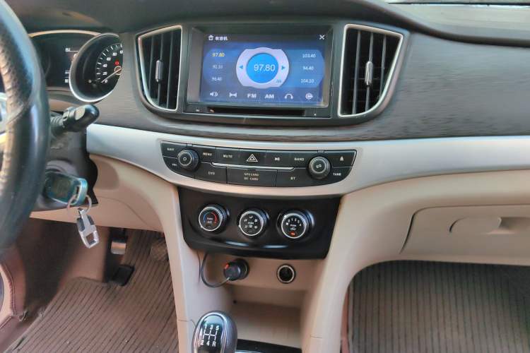 Used Baojun 730 2016 1.5L Manual Standard Version 7 Seats Audio And AC Panel