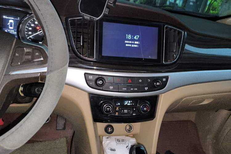 Used Baojun 730 2016 1.8L iAMT Luxury Model 7 Seats Audio And AC Panel