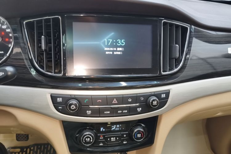 Used Baojun 730 2016 1.8L Manual Luxury Edition 7 Seats Audio And AC Panel