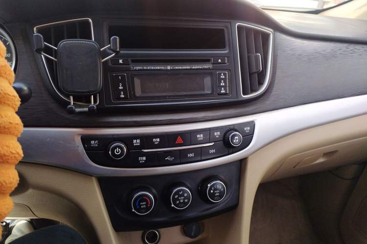 Used Baojun 730 2016 1.5L Manual Standard Version 7 Seats Audio And AC Panel