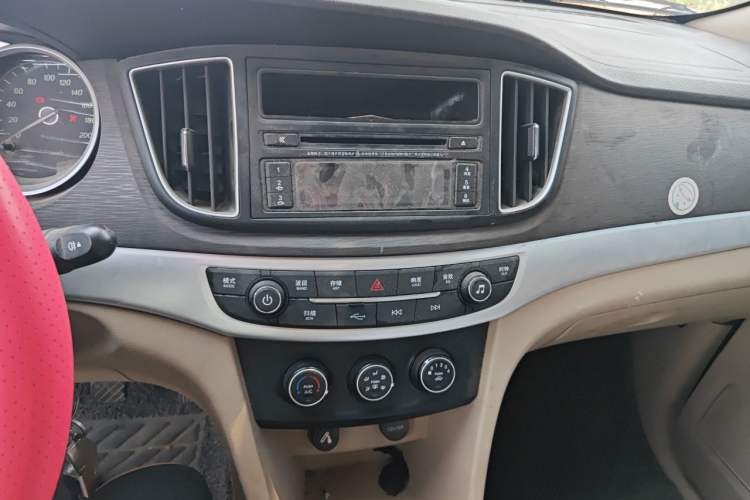 Used Baojun 730 2016 1.5L Manual Standard Version 7 Seats Audio And AC Panel