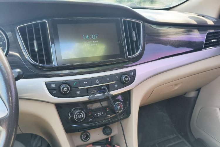Used Baojun 730 2016 1.8L Manual Luxury Edition 7 Seats Audio And AC Panel