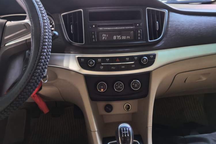 Used Baojun 730 2016 Revised 1.5L Manual Standard Version 7 Seats China V Emission Standard Audio And AC Panel