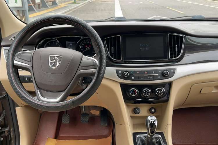 Used Baojun 730 2016 1.5L Manual Comfort Version 7 Seats China V Emission Standard Center Console