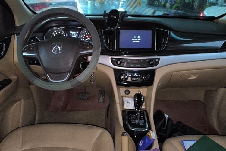 Used Baojun 730 2016 1.8L iAMT Luxury Model 7 Seats Center Console