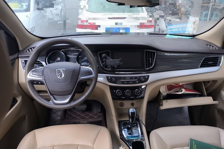 Used Baojun 730 2016 1.8L iAMT Comfort Version 7 Seats Center Console