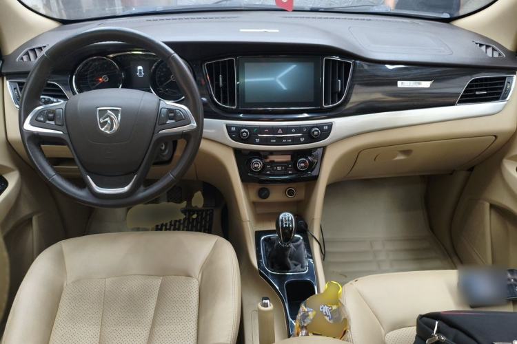 Used Baojun 730 2016 1.8L Manual Luxury Edition 7 Seats Center Console