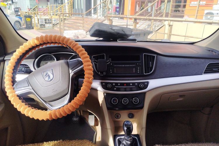 Used Baojun 730 2016 1.5L Manual Standard Version 7 Seats Center Console