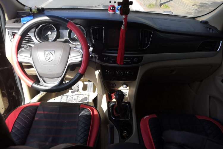 Used Baojun 730 2016 1.5L Manual Comfort Version 7 Seats China V Emission Standard Center Console
