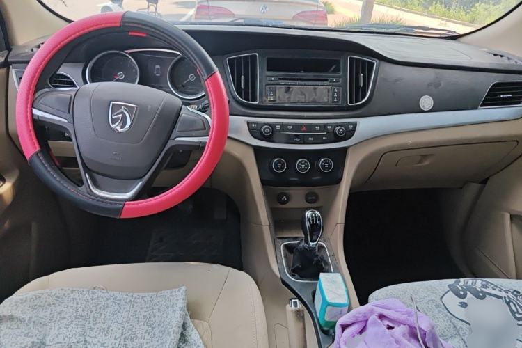 Used Baojun 730 2016 1.5L Manual Standard Version 7 Seats Center Console