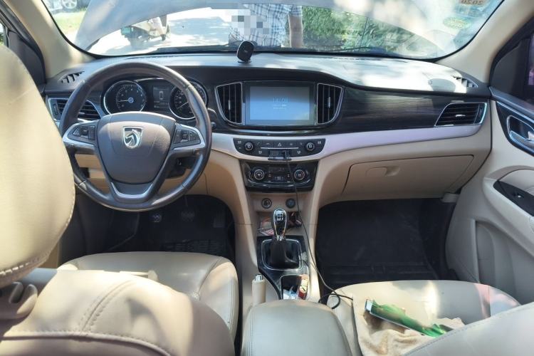 Used Baojun 730 2016 1.8L Manual Luxury Edition 7 Seats Center Console
