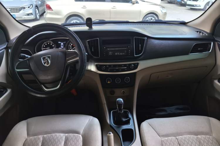 Used Baojun 730 2016 Revised 1.5L Manual Standard Version 7 Seats China V Emission Standard Center Console