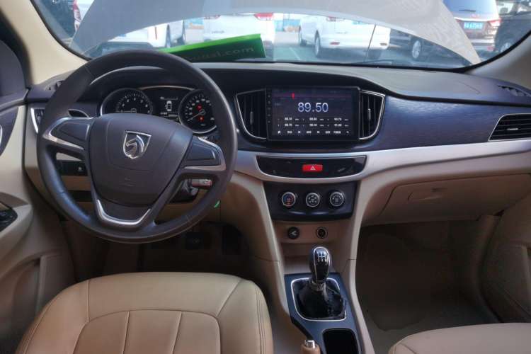Used Baojun 730 2016 Revised 1.5L Manual Standard Version 7 Seats China V Emission Standard Center Console