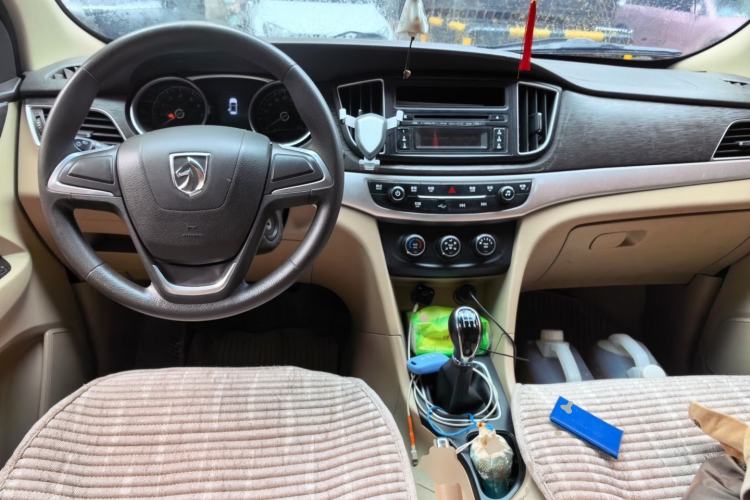Used Baojun 730 2016 Revised 1.5L Manual Standard Version 7 Seats China V Emission Standard Center Console