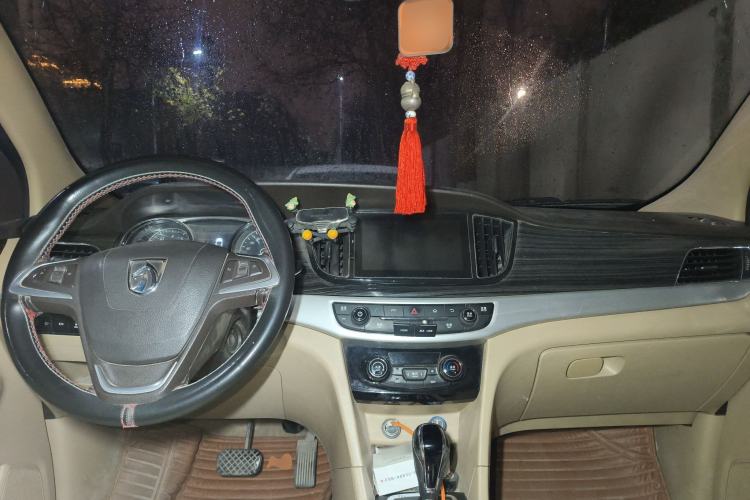 Used Baojun 730 2016 1.8L iAMT Luxury Model 7 Seats Center Console