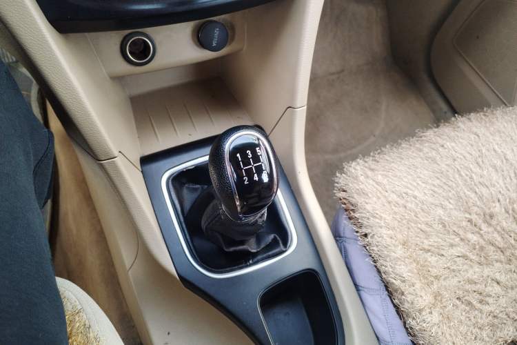 Used Baojun 730 2016 1.5L Manual Standard Version 7 Seats Gear Lever