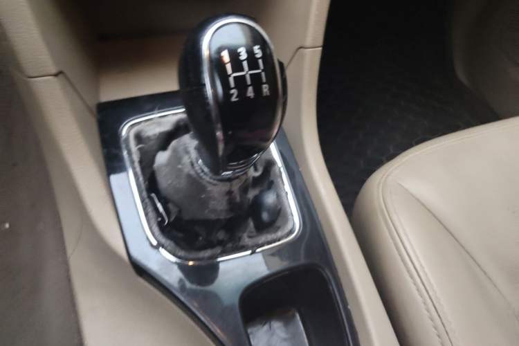 Used Baojun 730 2016 1.5L Manual Comfort Version 7 Seats China V Emission Standard Gear Lever