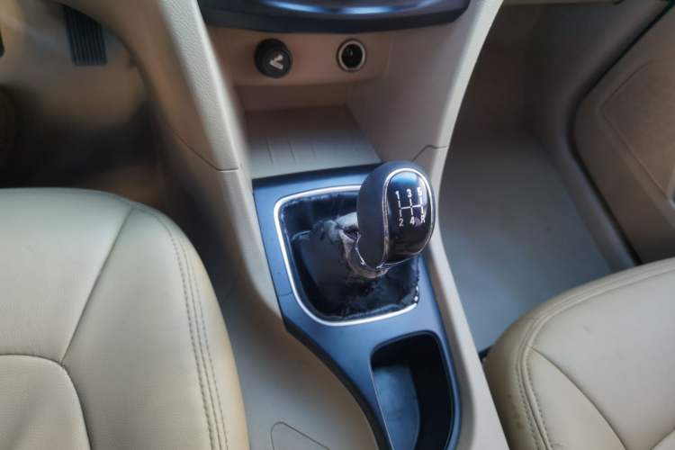 Used Baojun 730 2016 Revised 1.5L Manual Standard Version 7 Seats China V Emission Standard Gear Lever