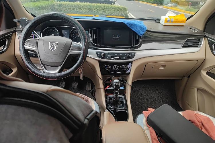 Used Baojun 730 2016 1.5T Manual Comfort Version 7 Seats Interior 2