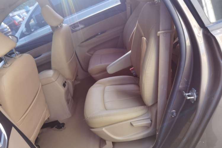 Used Baojun 730 2016 Revised 1.5L Manual Standard Version 7 Seats China V Emission Standard Left Rear Seat