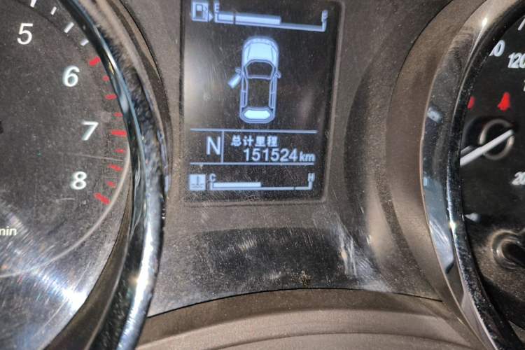 Used Baojun 730 2016 1.8L iAMT Luxury Model 7 Seats Odometer Close Up