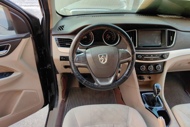 Used Baojun 730 2016 1.5L Manual Standard Version 7 Seats Steering Wheel