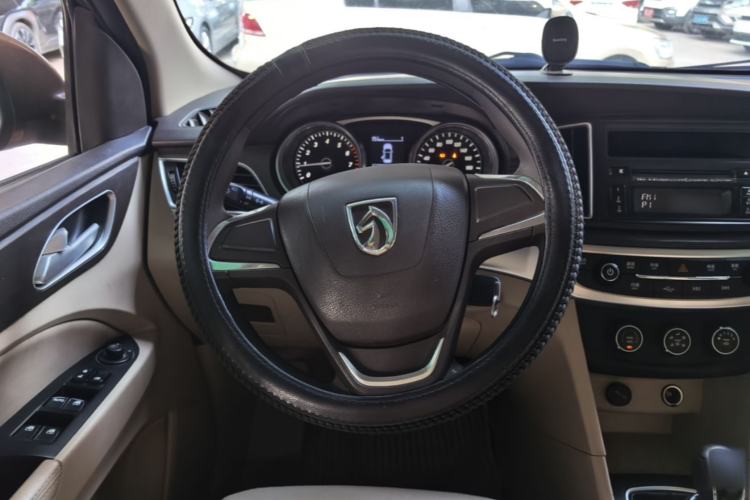 Used Baojun 730 2016 Revised 1.5L Manual Standard Version 7 Seats China V Emission Standard Steering Wheel
