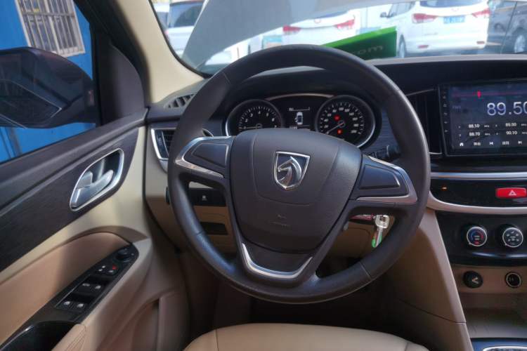 Used Baojun 730 2016 Revised 1.5L Manual Standard Version 7 Seats China V Emission Standard Steering Wheel