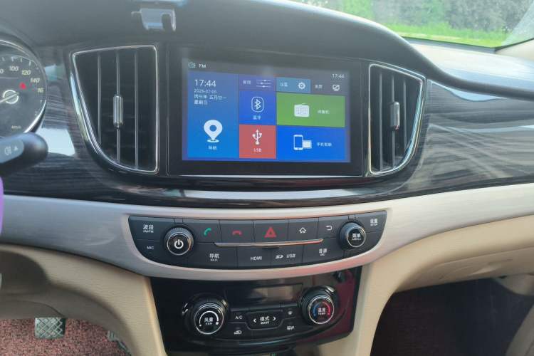 Used Baojun 730 2016 1.5L Manual Luxury Edition 7 Seats Audio And AC Panel