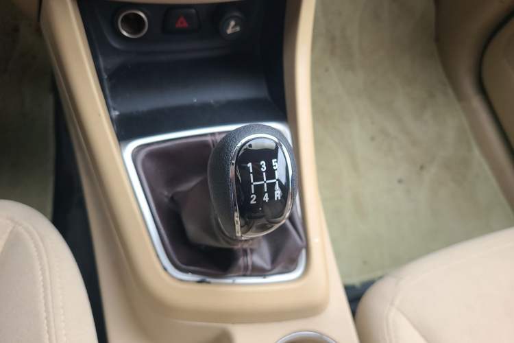 Used Baojun 730 2016 1.5L Manual Value Edition 7 Seats China V Emission Standard Gear Lever