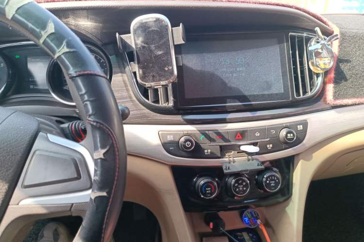 Used Baojun 730 2016 1.5L Manual Comfort Version 7 Seats China V Emission Standard Audio And AC Panel