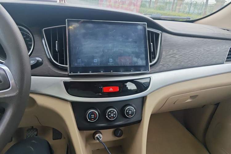 Used Baojun 730 2016 1.5L Manual Standard Version 7 Seats Audio And AC Panel