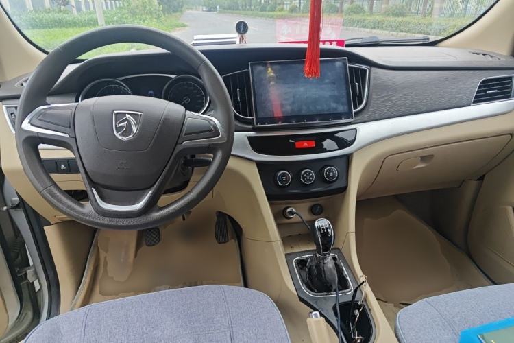 Used Baojun 730 2016 1.5L Manual Standard Version 7 Seats Center Console