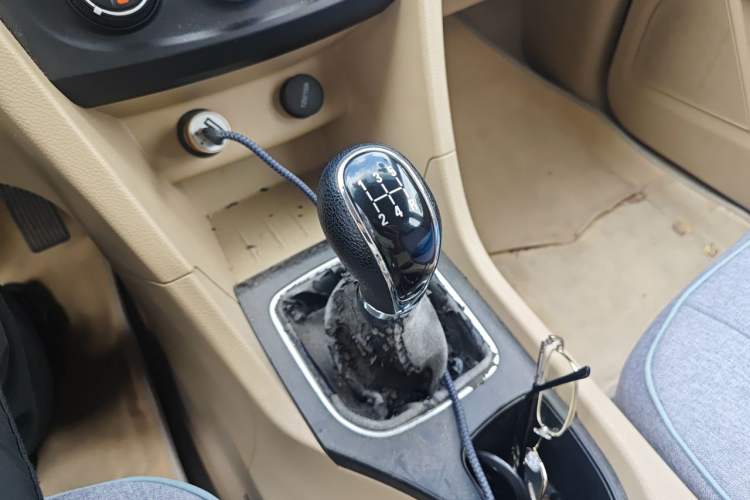 Used Baojun 730 2016 1.5L Manual Standard Version 7 Seats Gear Lever