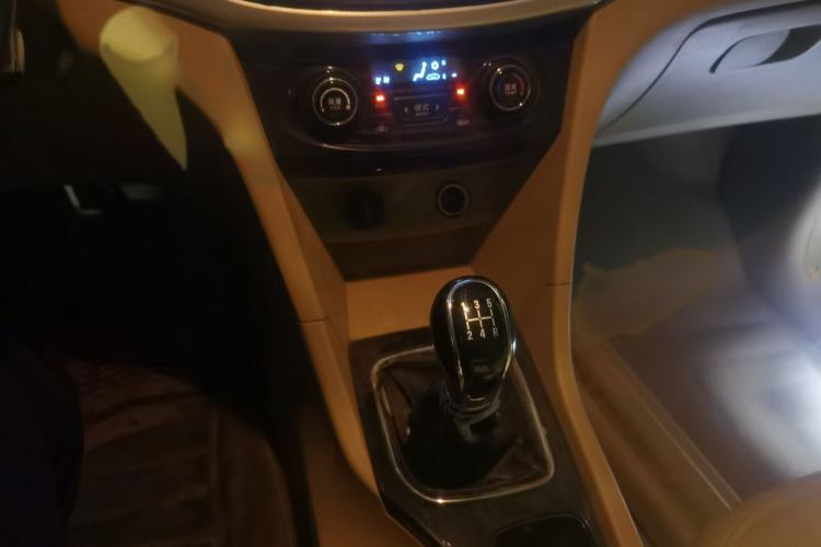 Used Baojun 730 2016 1.5L Manual Luxury Edition 7 Seats Gear Lever