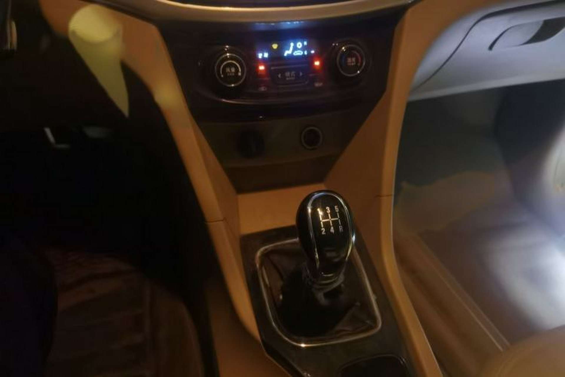 Used Baojun 730 2016 1.5L Manual Luxury Edition 7 Seats Gear Lever